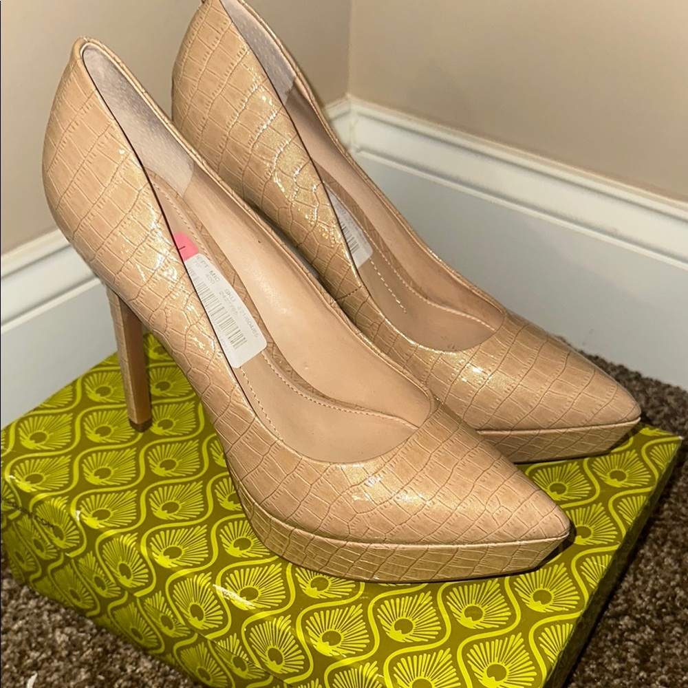 Elegant Tan Croc-Embossed Pumps